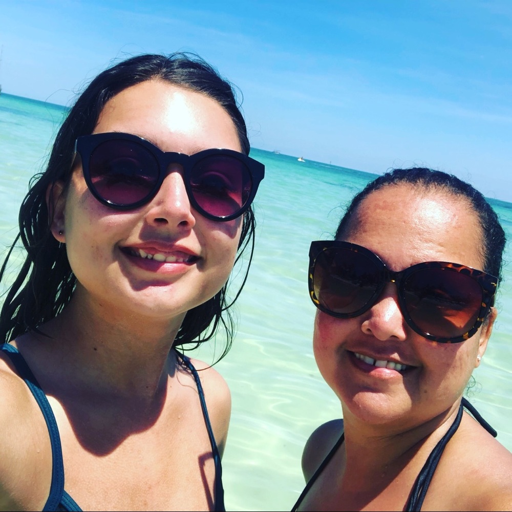 Meet your Poshers, Tanya & Kenzie